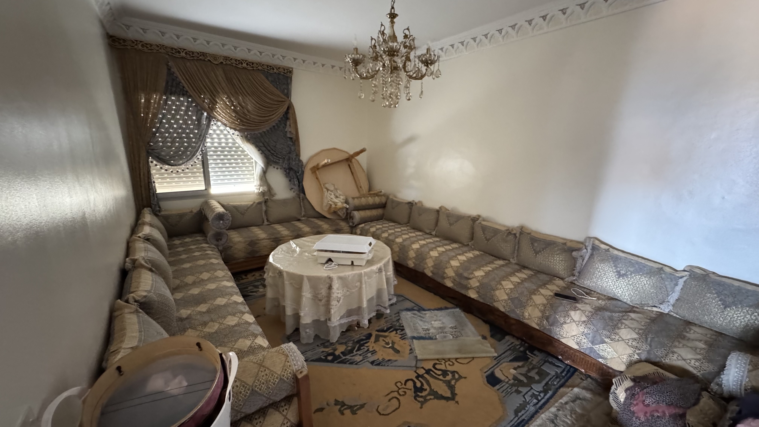 فرصة استثمارية نادرة في قلب طنجة البالية – منزل للبيع بإطلالة بحرية مباشرة وعائد ثابت