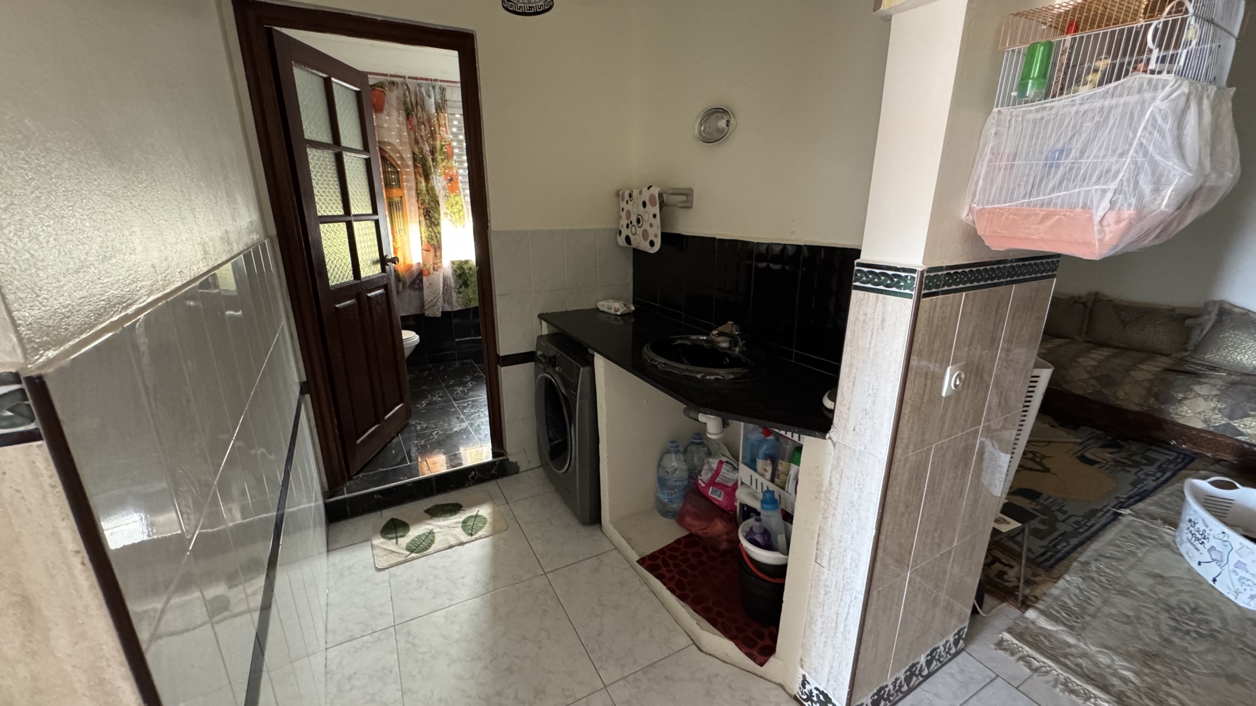 فرصة استثمارية نادرة في قلب طنجة البالية – منزل للبيع بإطلالة بحرية مباشرة وعائد ثابت