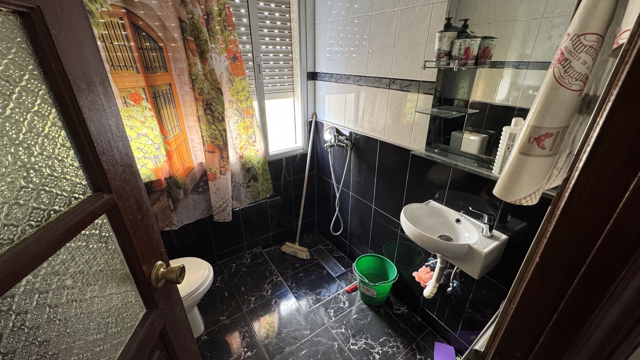 فرصة استثمارية نادرة في قلب طنجة البالية – منزل للبيع بإطلالة بحرية مباشرة وعائد ثابت