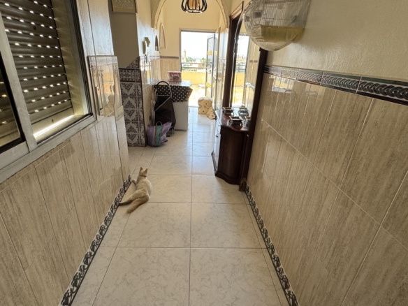 فرصة استثمارية نادرة في قلب طنجة البالية – منزل للبيع بإطلالة بحرية مباشرة وعائد ثابت