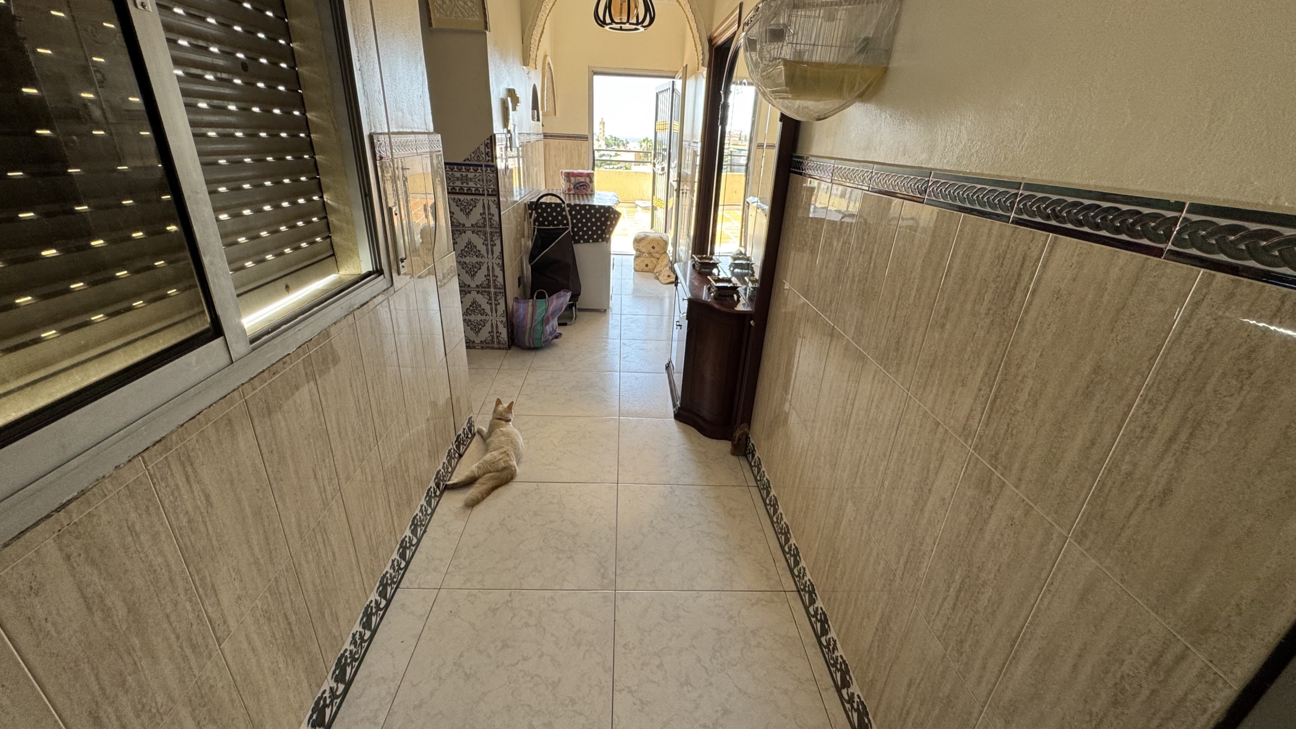 فرصة استثمارية نادرة في قلب طنجة البالية – منزل للبيع بإطلالة بحرية مباشرة وعائد ثابت