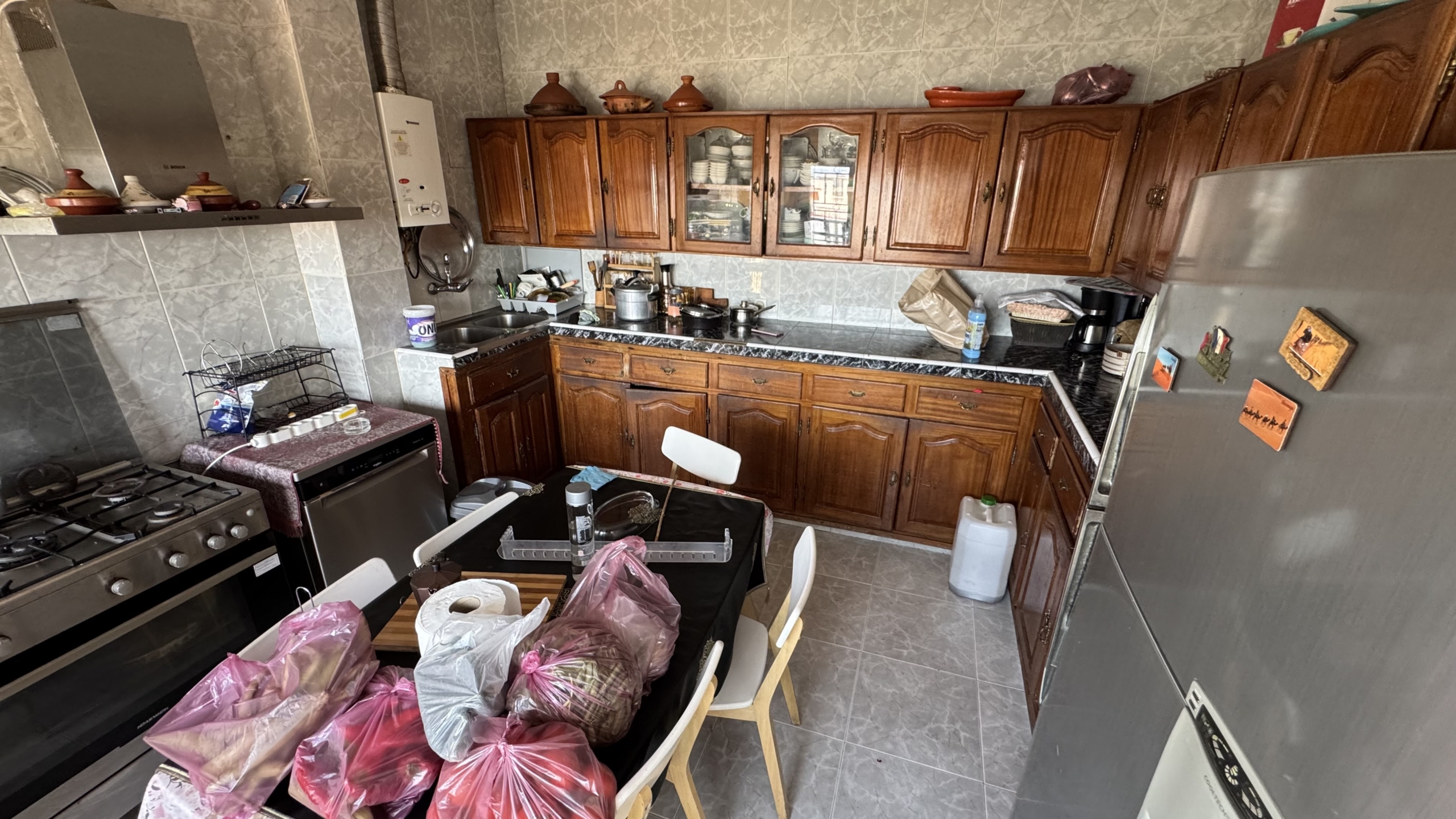 فرصة استثمارية نادرة في قلب طنجة البالية – منزل للبيع بإطلالة بحرية مباشرة وعائد ثابت