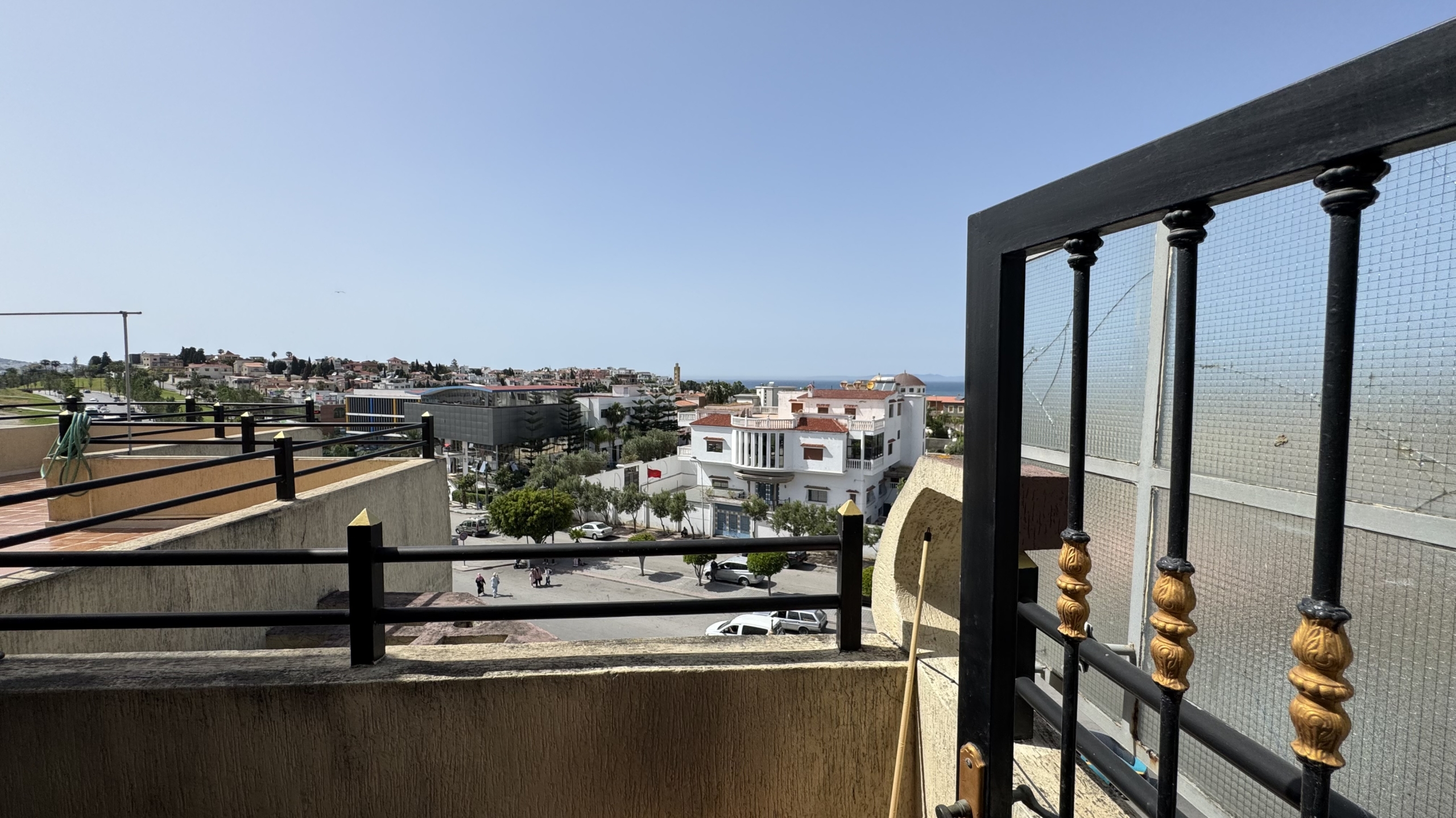 فرصة استثمارية نادرة في قلب طنجة البالية – منزل للبيع بإطلالة بحرية مباشرة وعائد ثابت