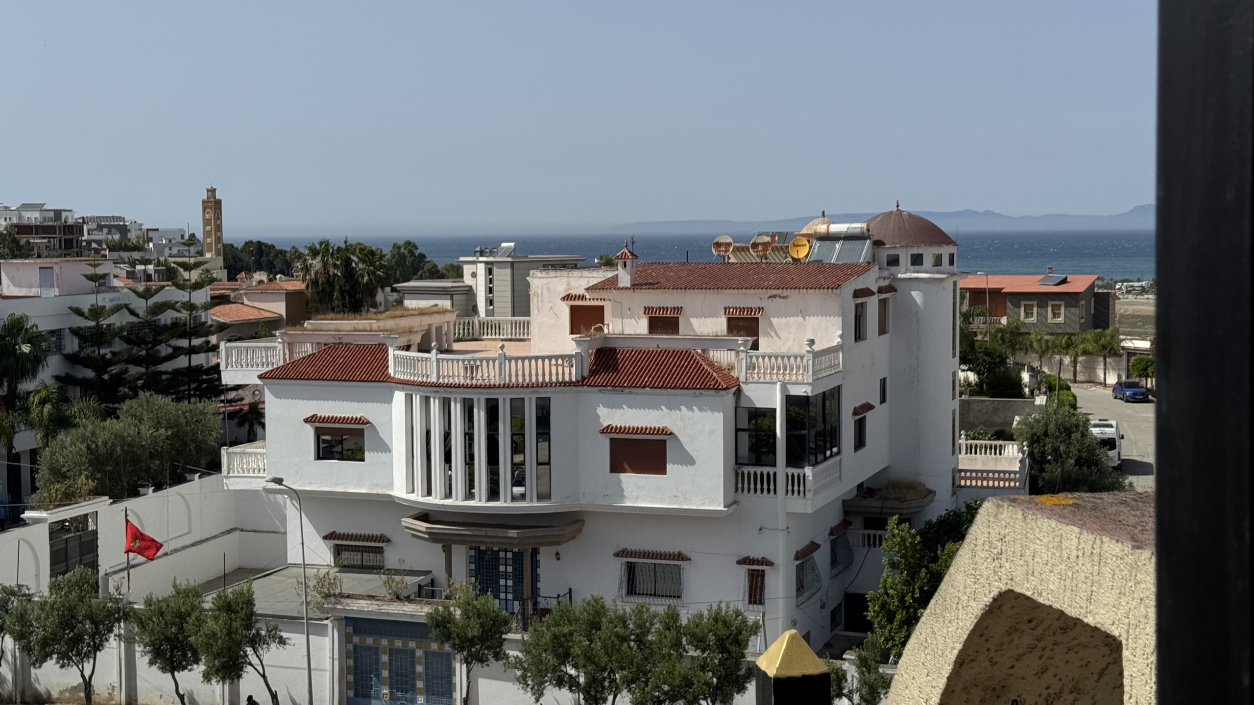 فرصة استثمارية نادرة في قلب طنجة البالية – منزل للبيع بإطلالة بحرية مباشرة وعائد ثابت