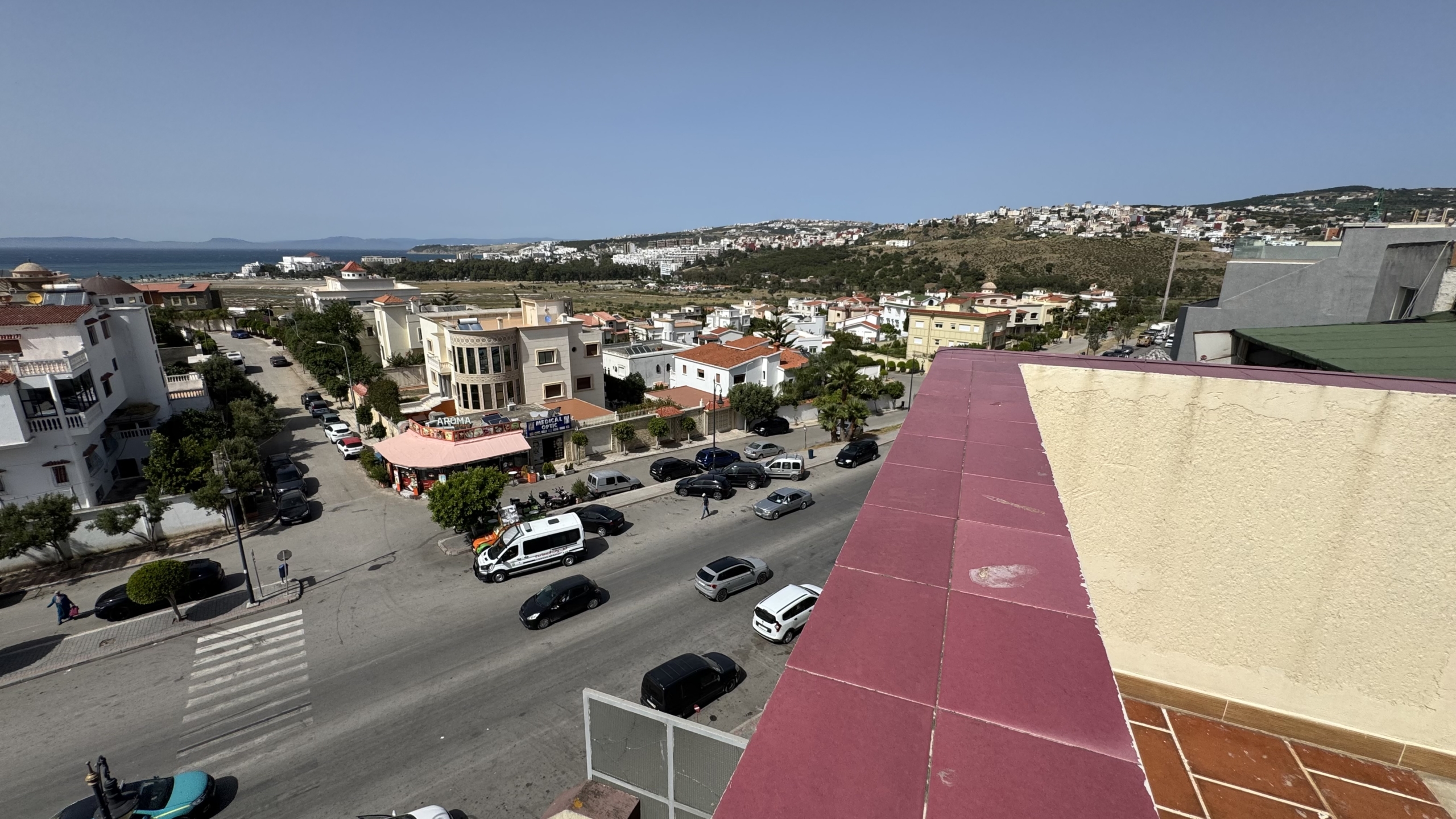 فرصة استثمارية نادرة في قلب طنجة البالية – منزل للبيع بإطلالة بحرية مباشرة وعائد ثابت