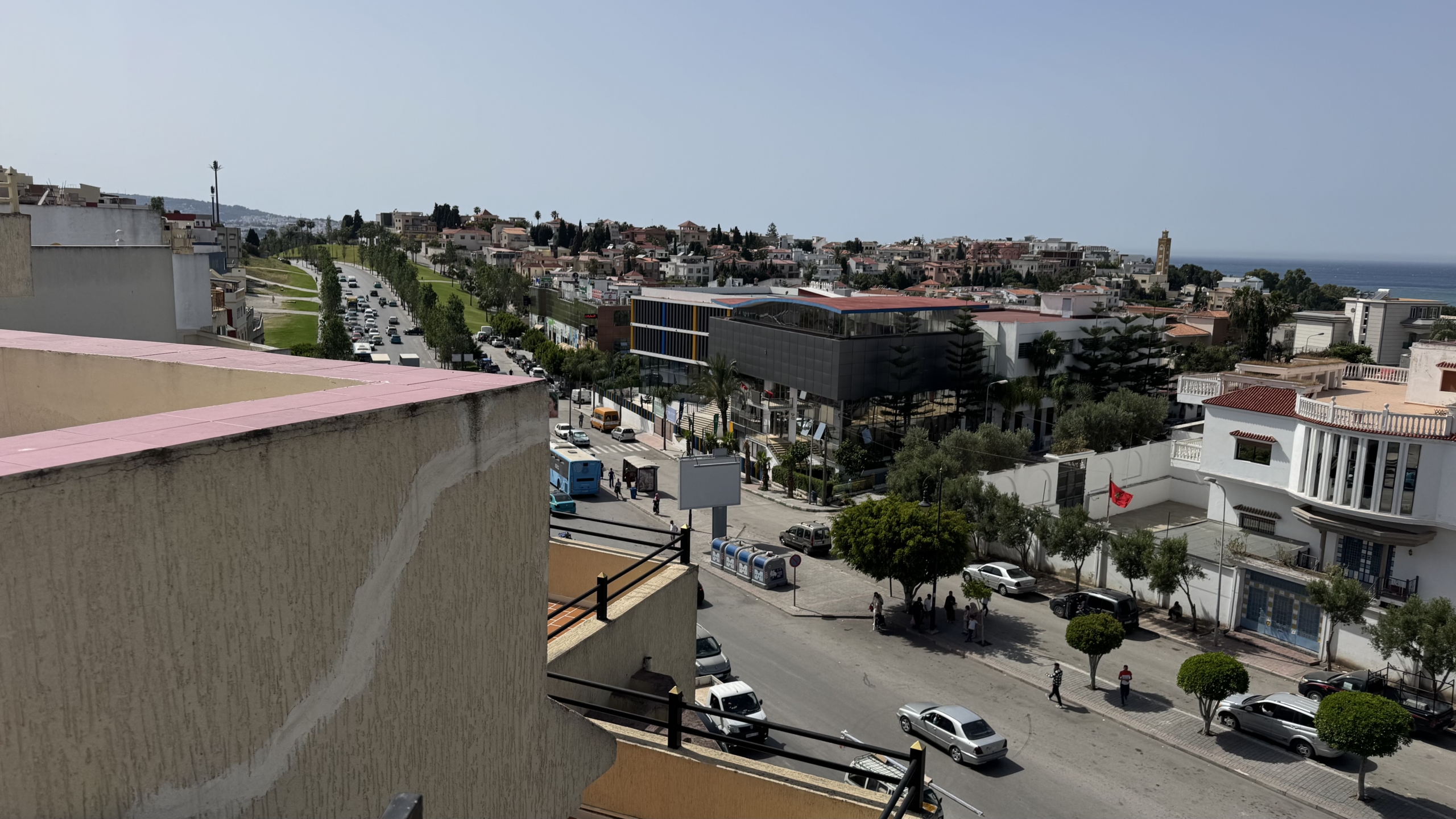 فرصة استثمارية نادرة في قلب طنجة البالية – منزل للبيع بإطلالة بحرية مباشرة وعائد ثابت