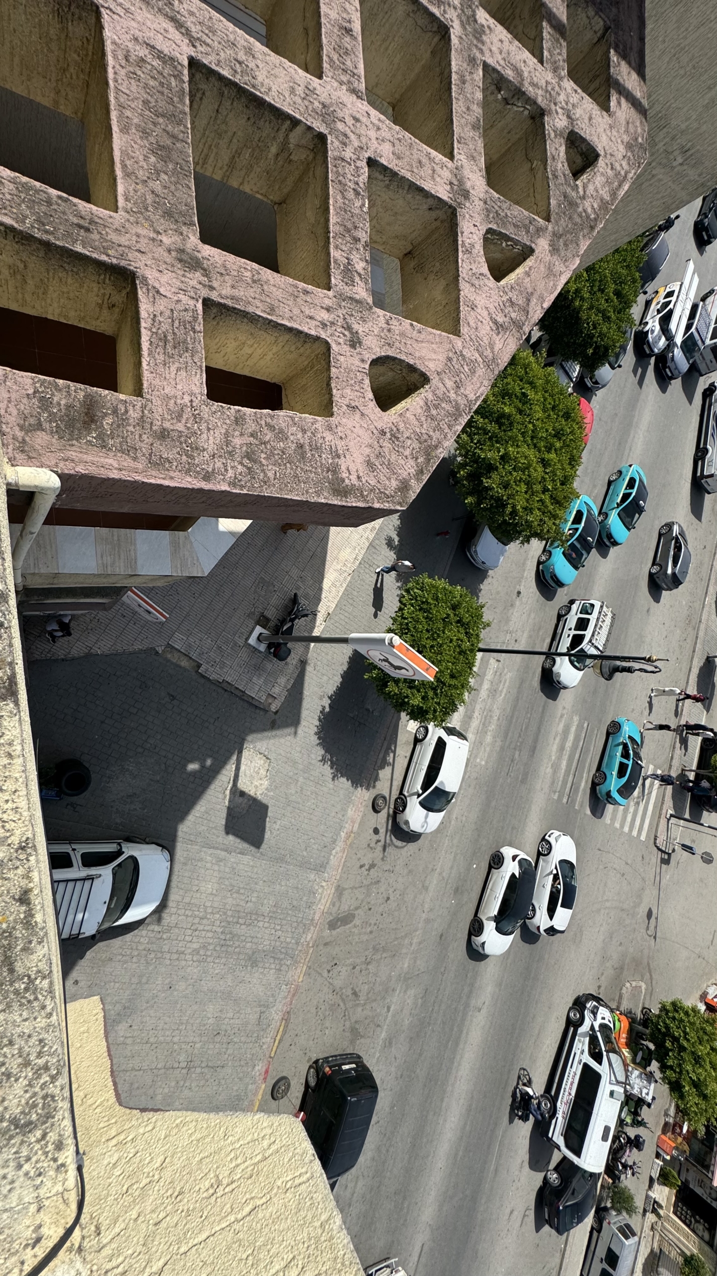فرصة استثمارية نادرة في قلب طنجة البالية – منزل للبيع بإطلالة بحرية مباشرة وعائد ثابت
