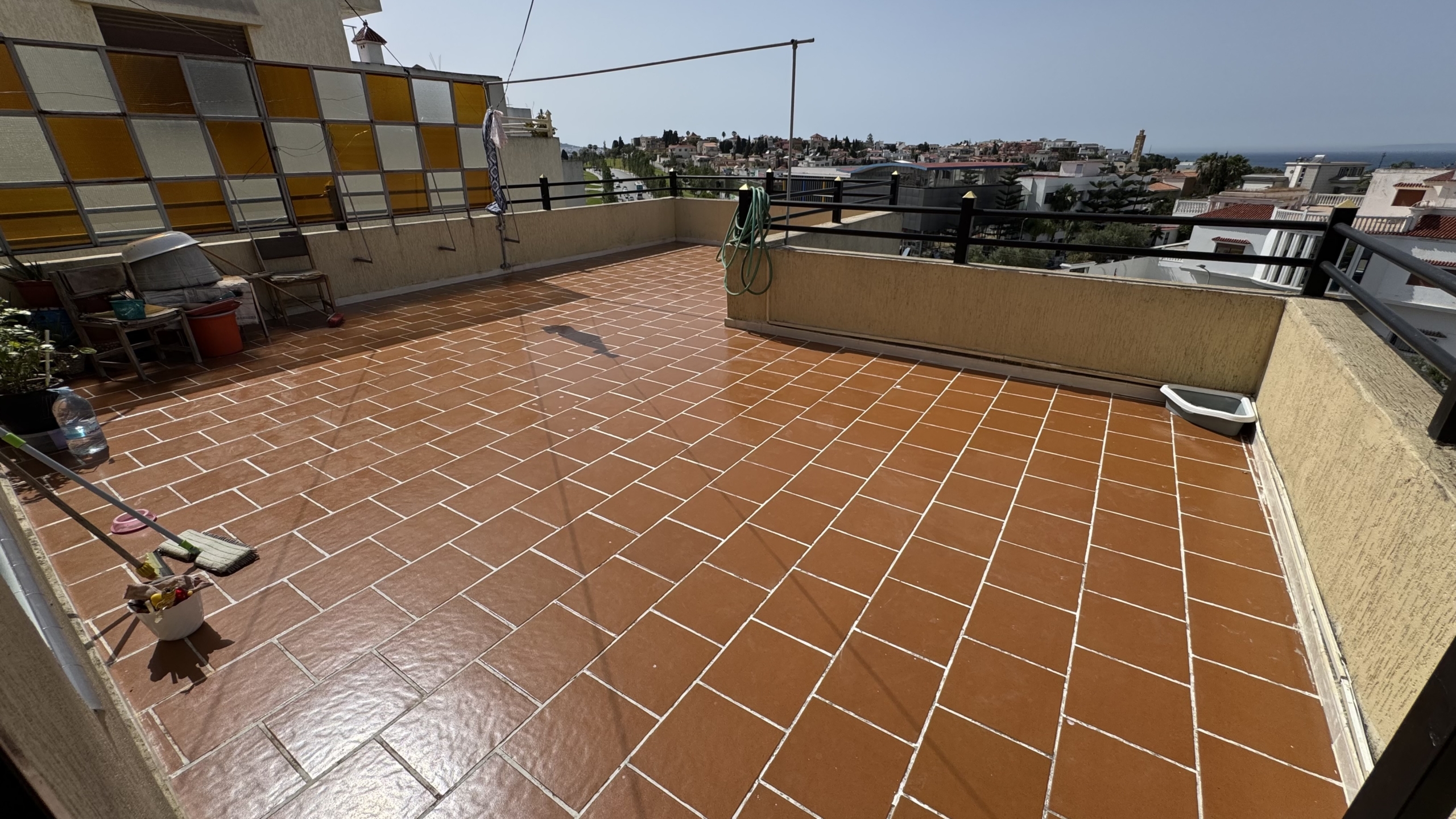 فرصة استثمارية نادرة في قلب طنجة البالية – منزل للبيع بإطلالة بحرية مباشرة وعائد ثابت