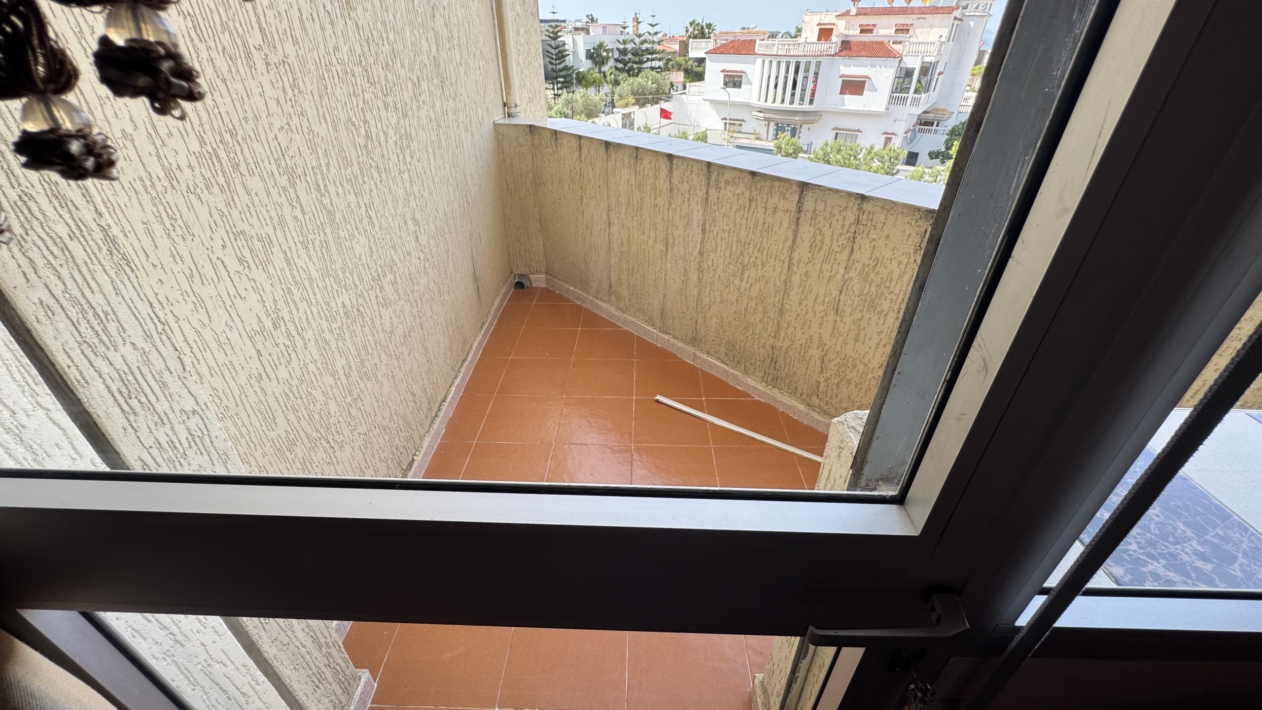 فرصة استثمارية نادرة في قلب طنجة البالية – منزل للبيع بإطلالة بحرية مباشرة وعائد ثابت