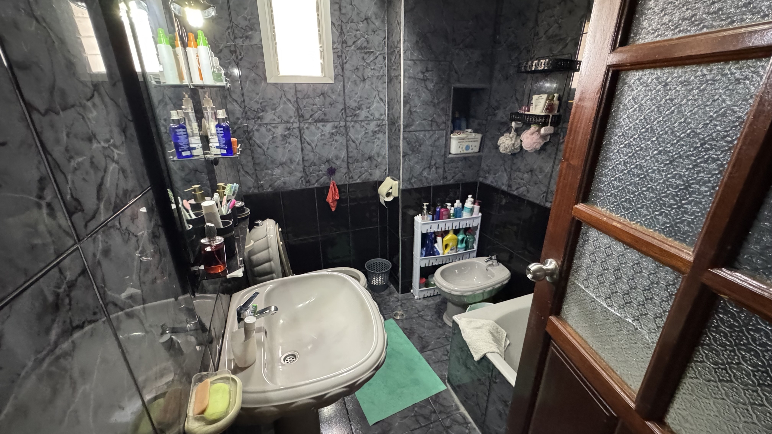 فرصة استثمارية نادرة في قلب طنجة البالية – منزل للبيع بإطلالة بحرية مباشرة وعائد ثابت