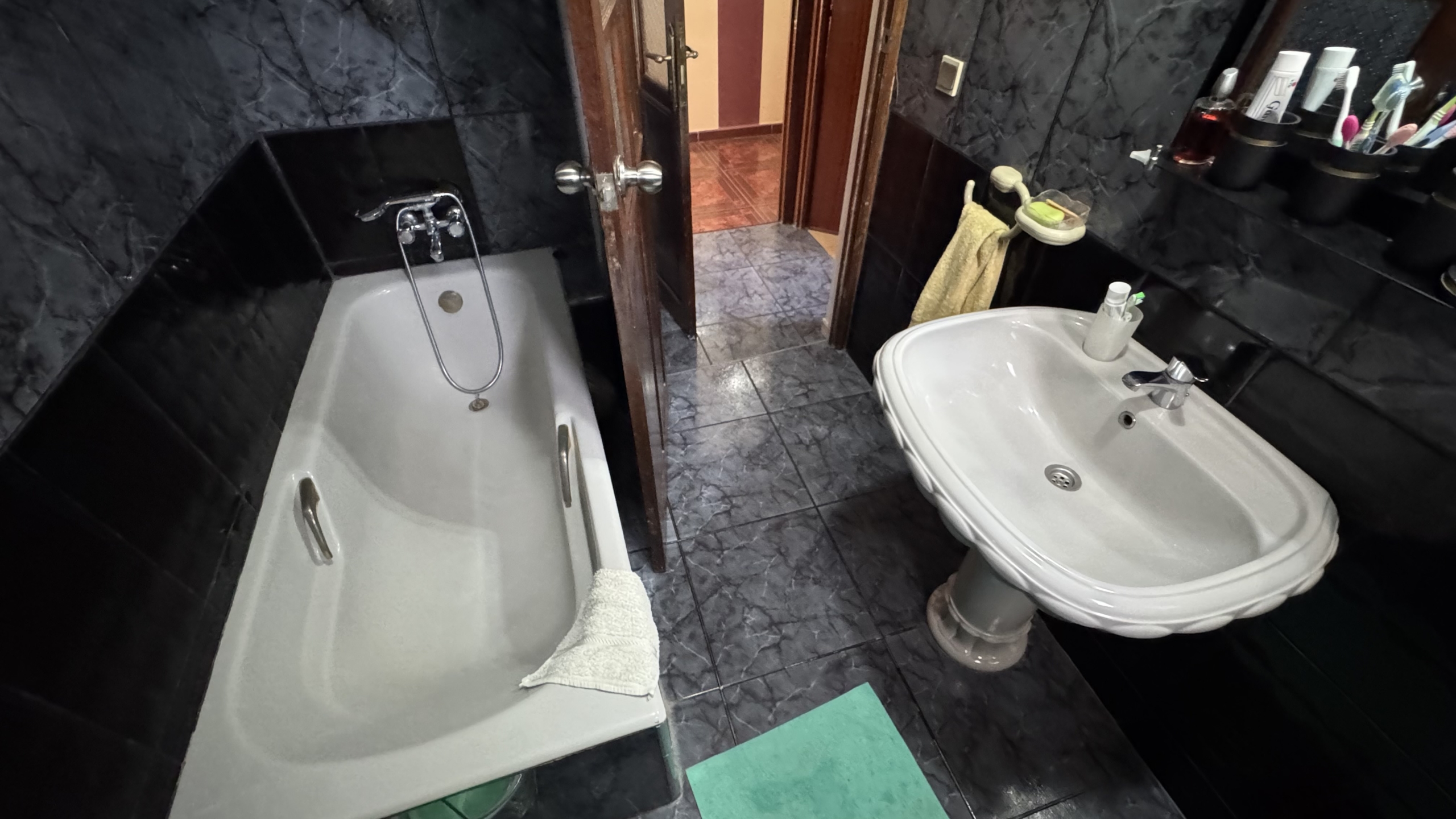 فرصة استثمارية نادرة في قلب طنجة البالية – منزل للبيع بإطلالة بحرية مباشرة وعائد ثابت