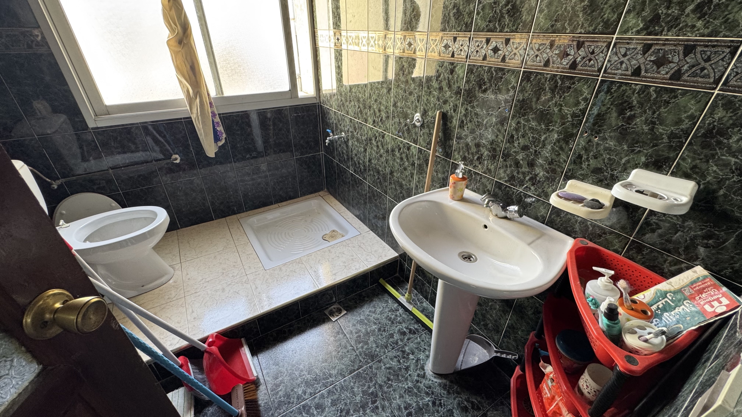 فرصة استثمارية نادرة في قلب طنجة البالية – منزل للبيع بإطلالة بحرية مباشرة وعائد ثابت