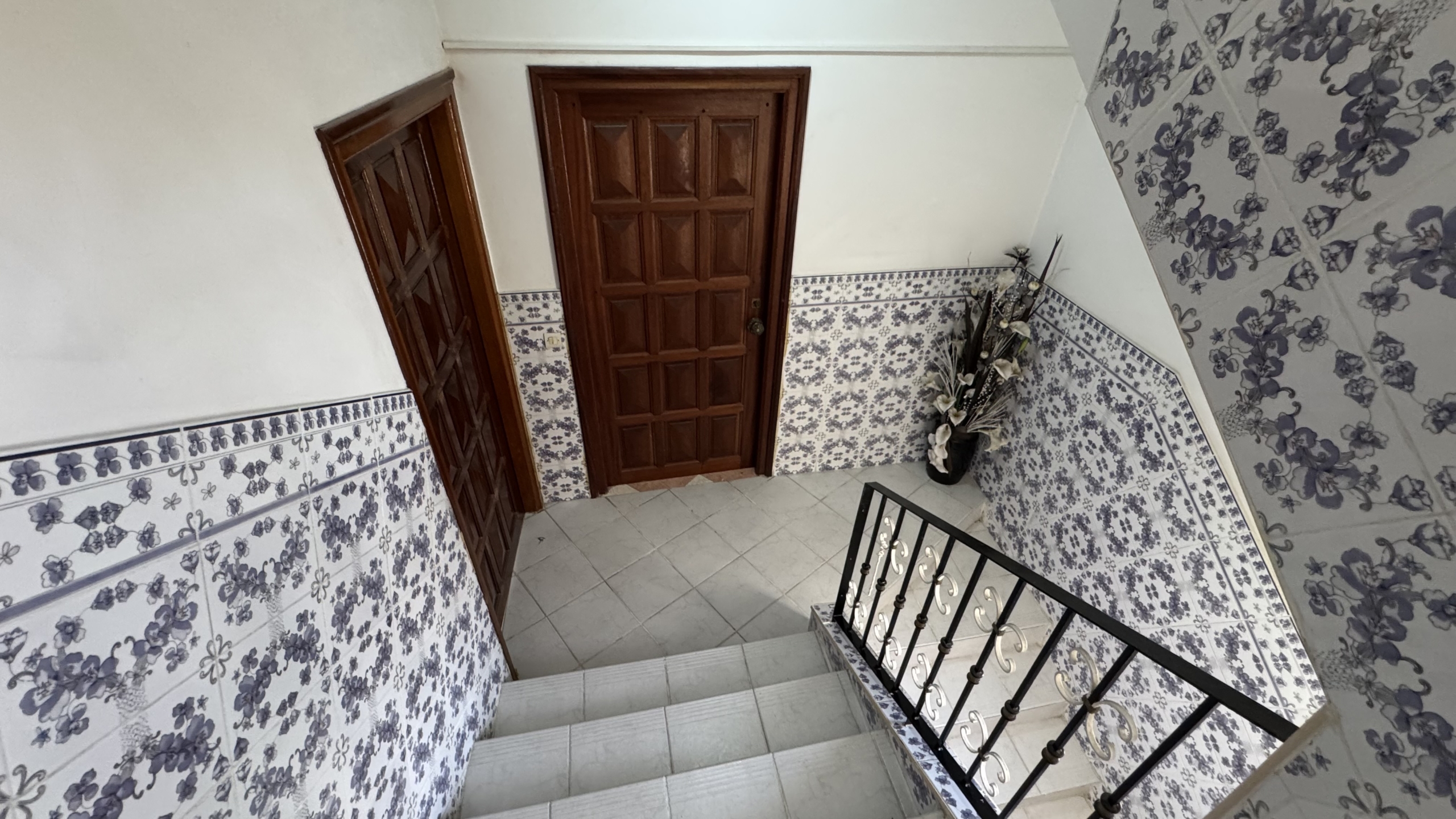 فرصة استثمارية نادرة في قلب طنجة البالية – منزل للبيع بإطلالة بحرية مباشرة وعائد ثابت