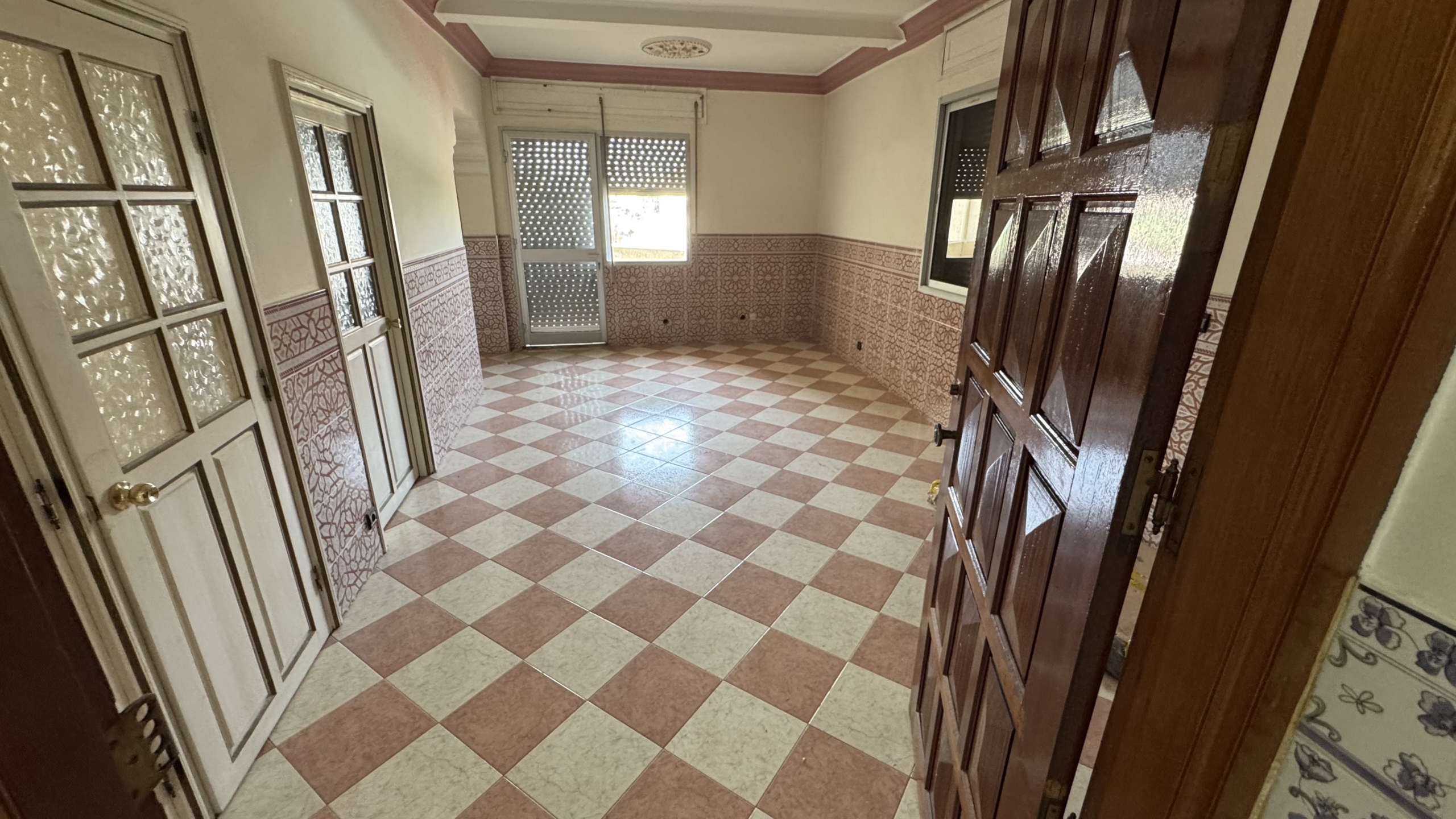 فرصة استثمارية نادرة في قلب طنجة البالية – منزل للبيع بإطلالة بحرية مباشرة وعائد ثابت