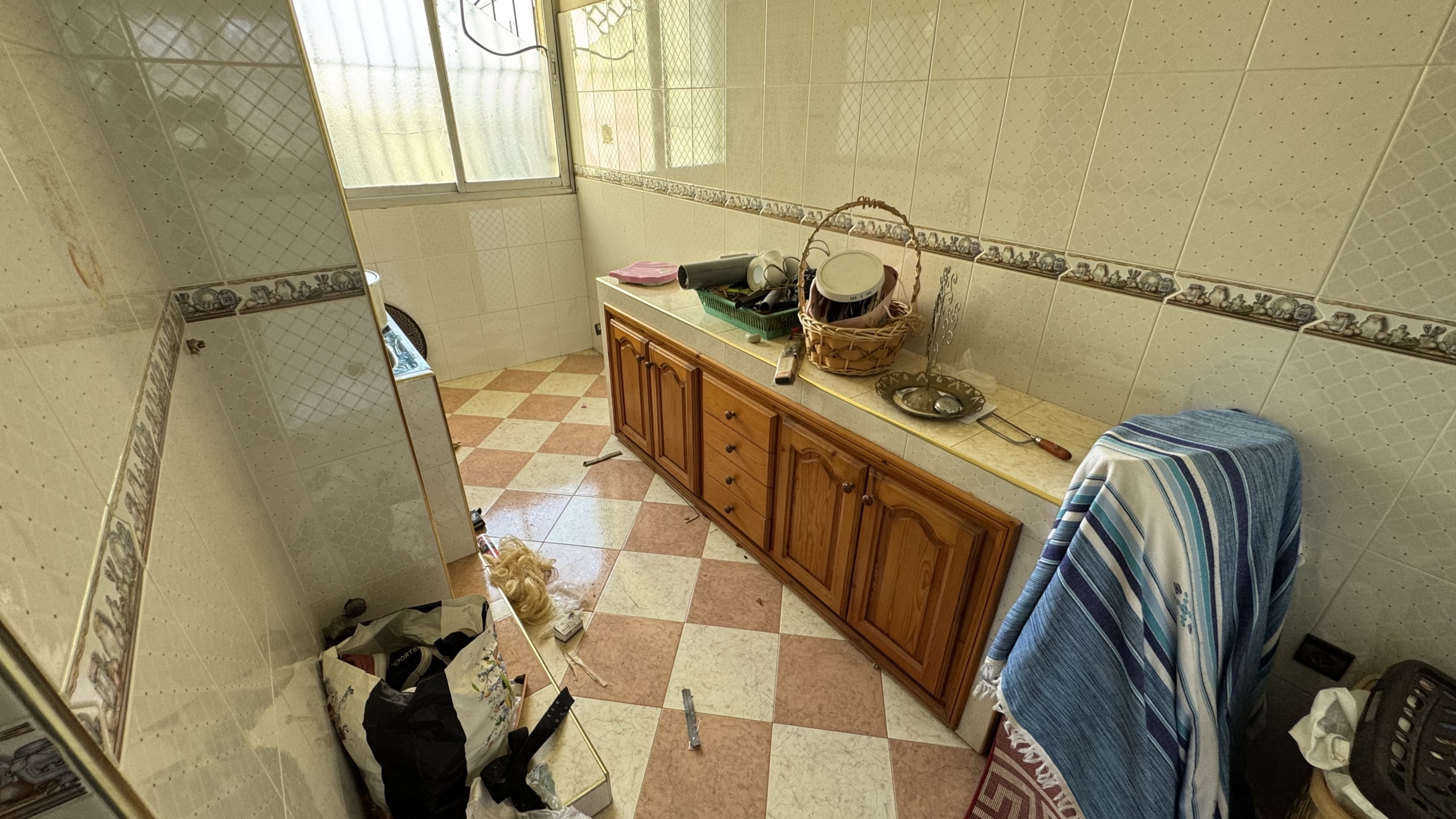 فرصة استثمارية نادرة في قلب طنجة البالية – منزل للبيع بإطلالة بحرية مباشرة وعائد ثابت