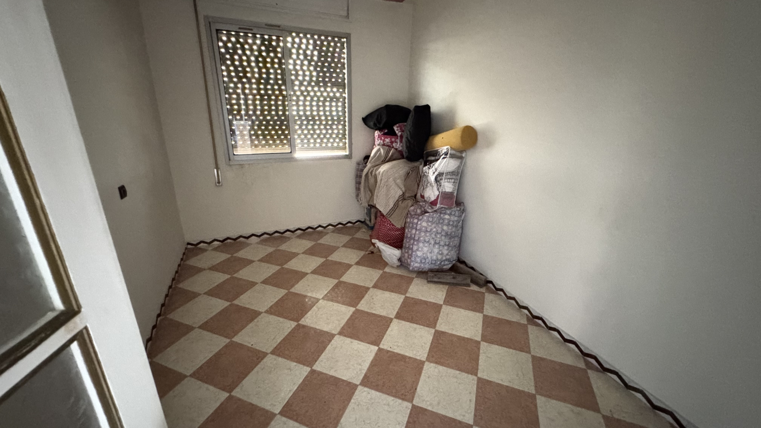فرصة استثمارية نادرة في قلب طنجة البالية – منزل للبيع بإطلالة بحرية مباشرة وعائد ثابت