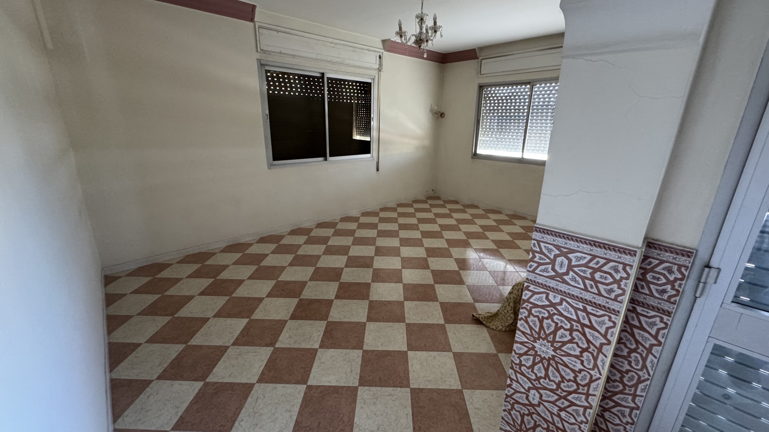 فرصة استثمارية نادرة في قلب طنجة البالية – منزل للبيع بإطلالة بحرية مباشرة وعائد ثابت