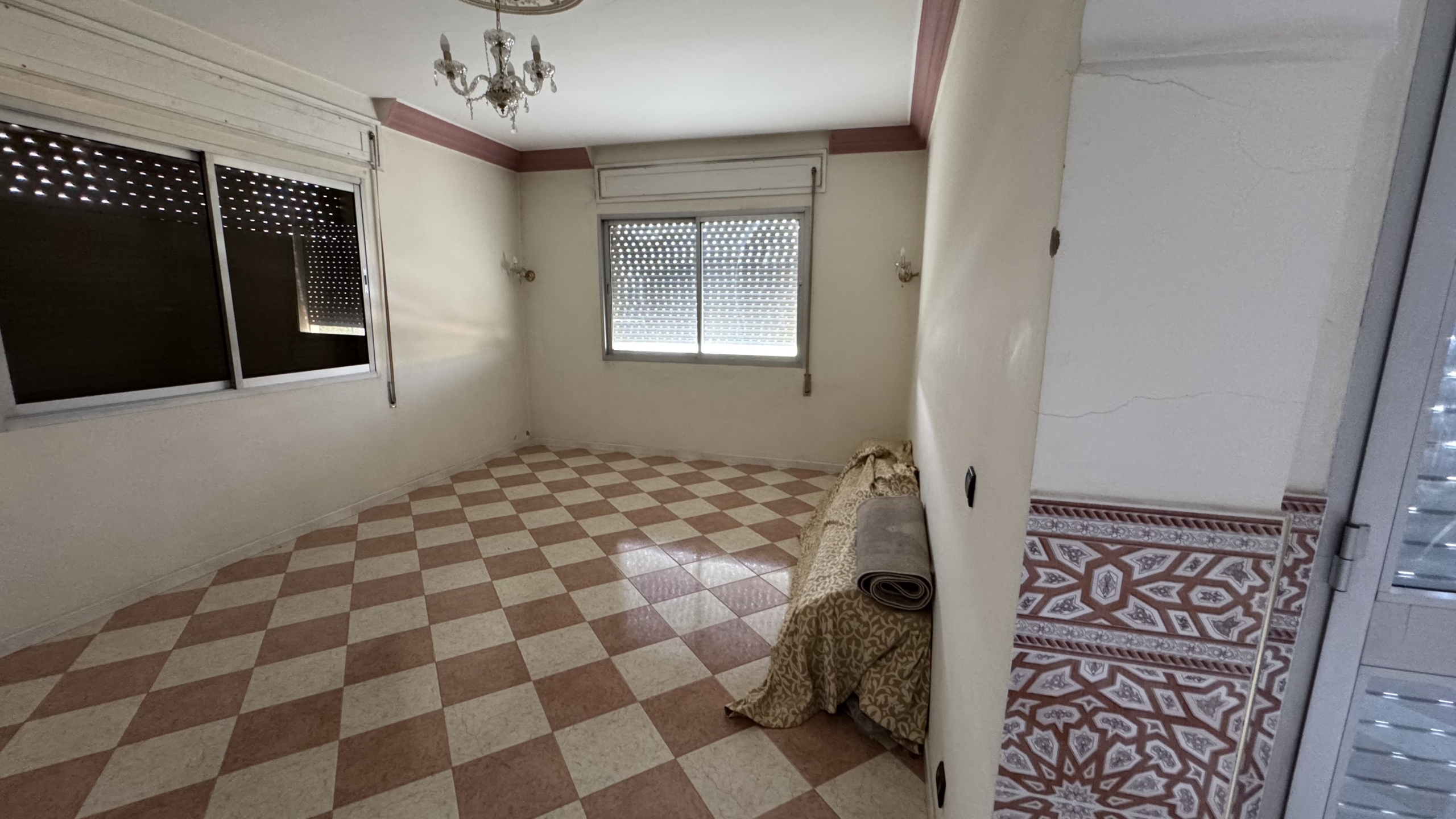 فرصة استثمارية نادرة في قلب طنجة البالية – منزل للبيع بإطلالة بحرية مباشرة وعائد ثابت