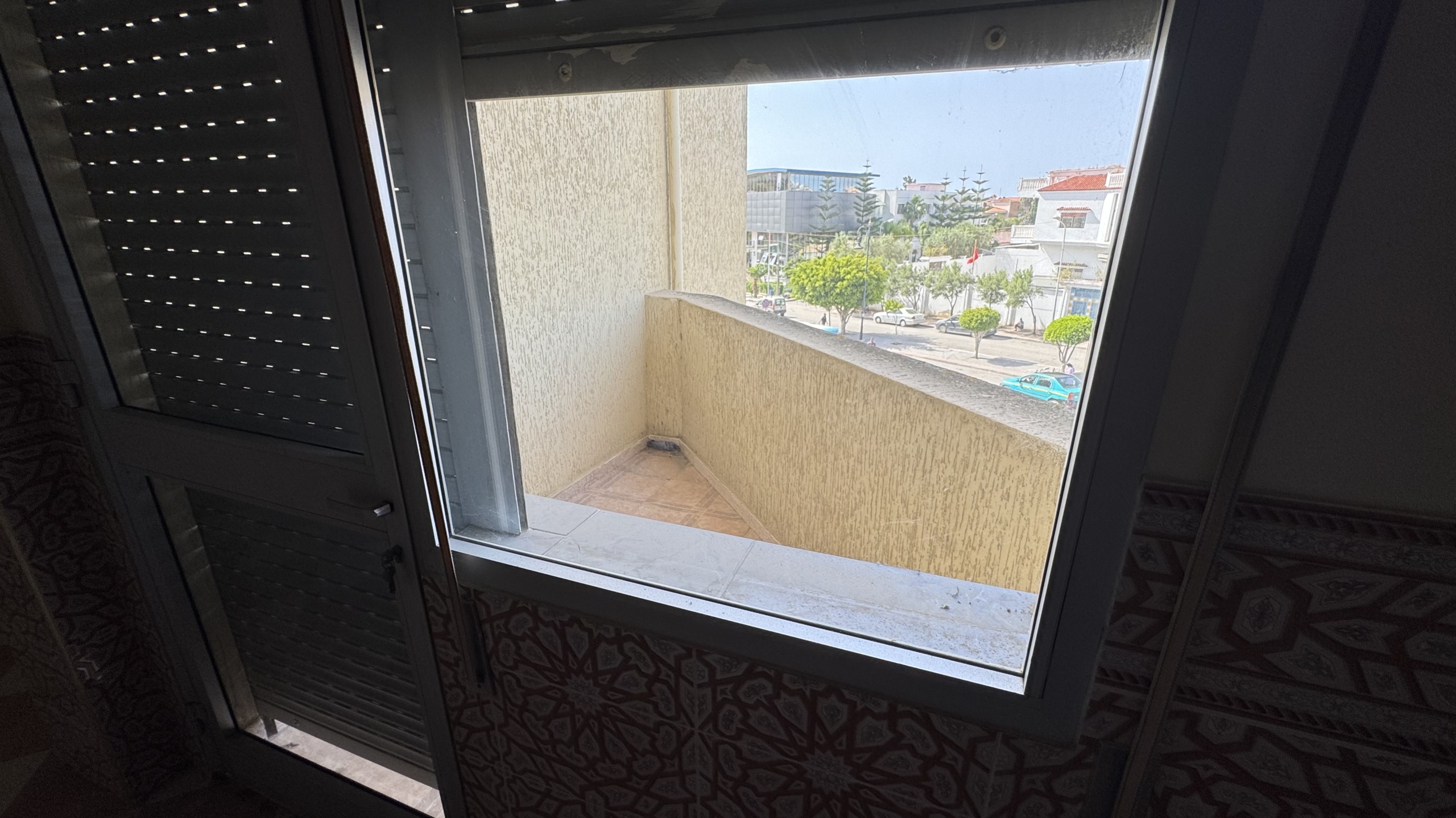 فرصة استثمارية نادرة في قلب طنجة البالية – منزل للبيع بإطلالة بحرية مباشرة وعائد ثابت