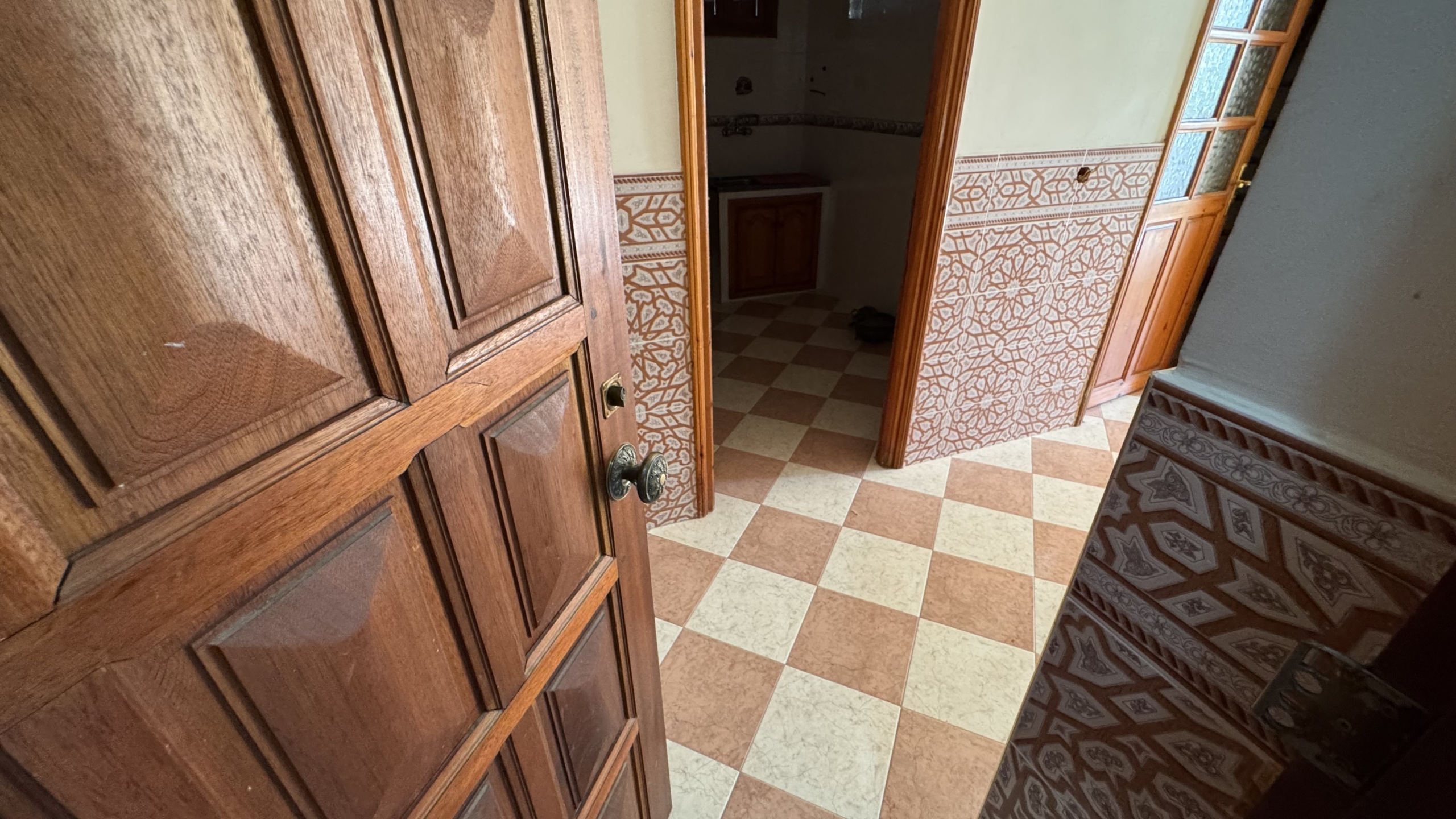 فرصة استثمارية نادرة في قلب طنجة البالية – منزل للبيع بإطلالة بحرية مباشرة وعائد ثابت