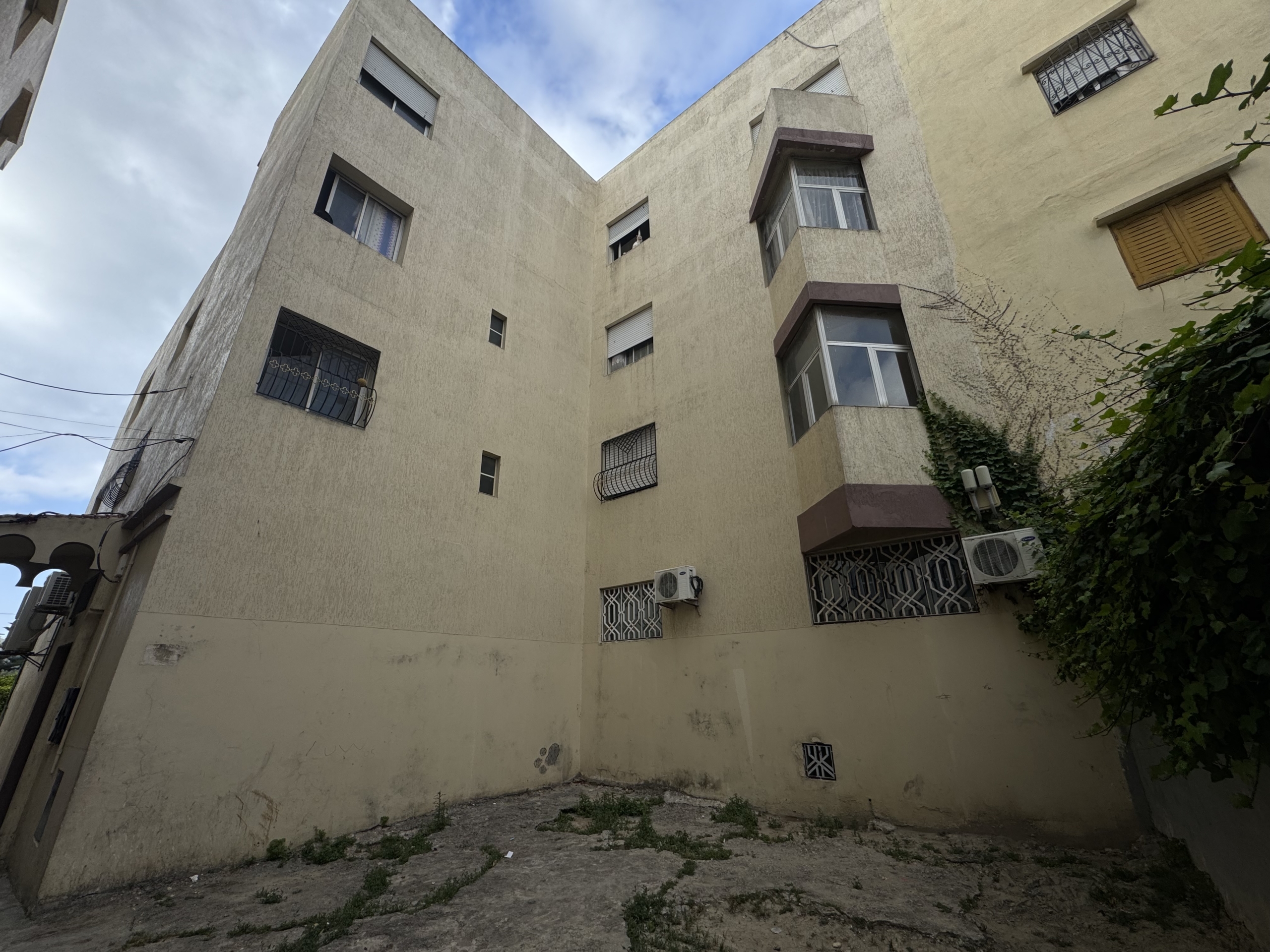 فرصة استثمارية نادرة في قلب طنجة البالية – منزل للبيع بإطلالة بحرية مباشرة وعائد ثابت