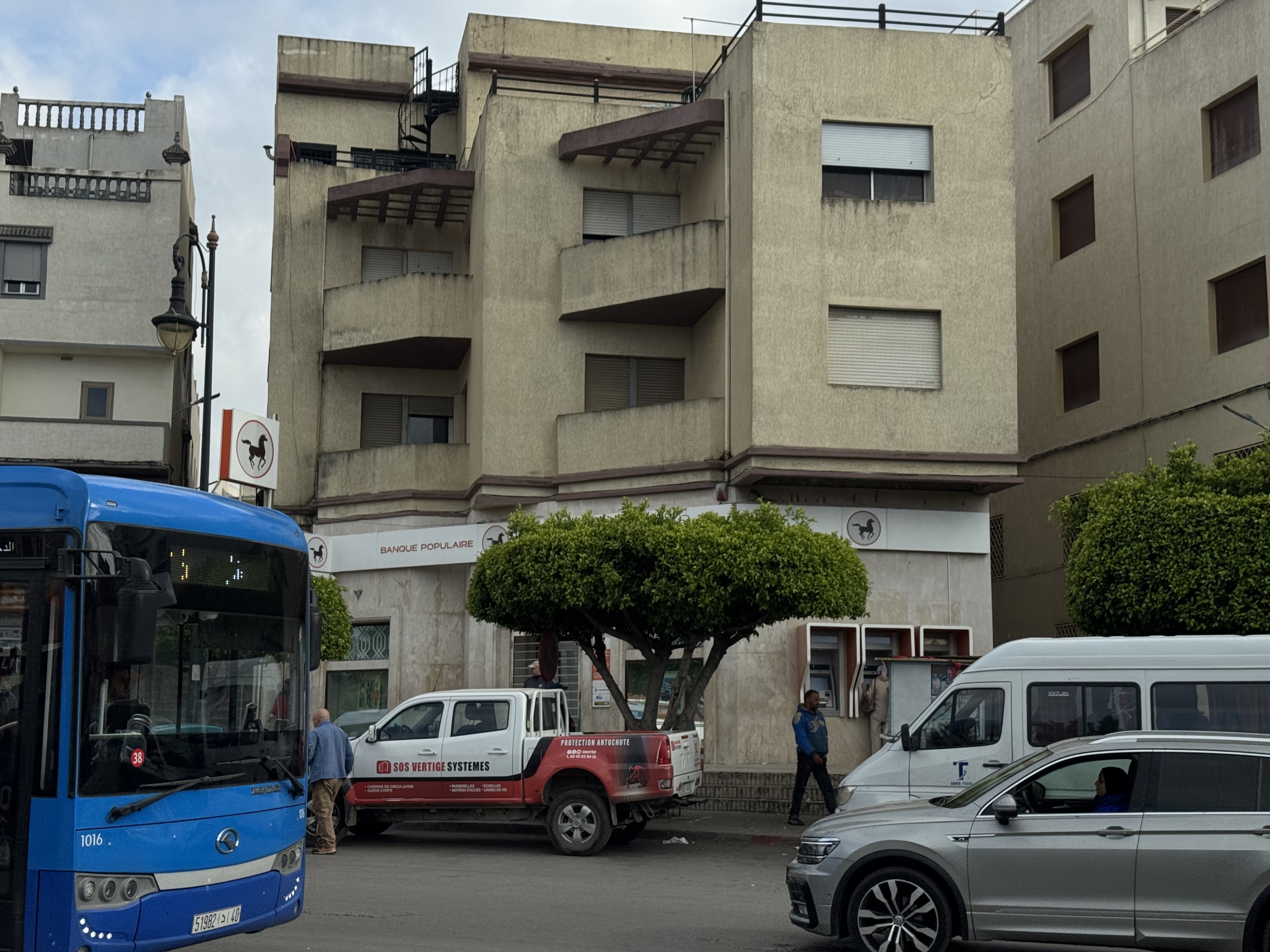 فرصة استثمارية نادرة في قلب طنجة البالية – منزل للبيع بإطلالة بحرية مباشرة وعائد ثابت