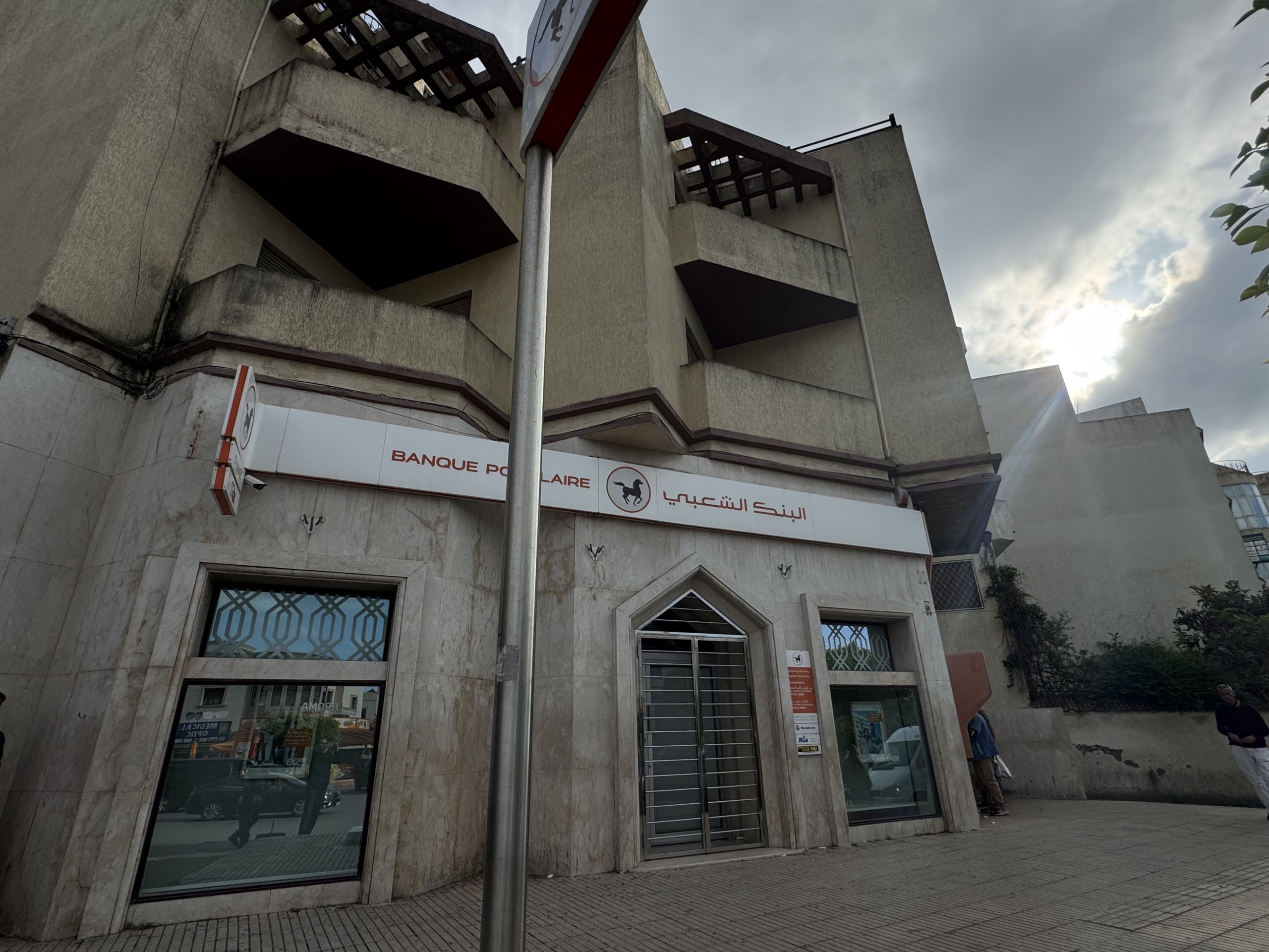 فرصة استثمارية نادرة في قلب طنجة البالية – منزل للبيع بإطلالة بحرية مباشرة وعائد ثابت