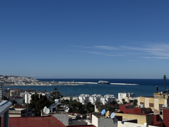 شقة مفروشة فاخرة للإيجار بطنجة البالية – إطلالة ساحرة على البحر والمدينة والجبال