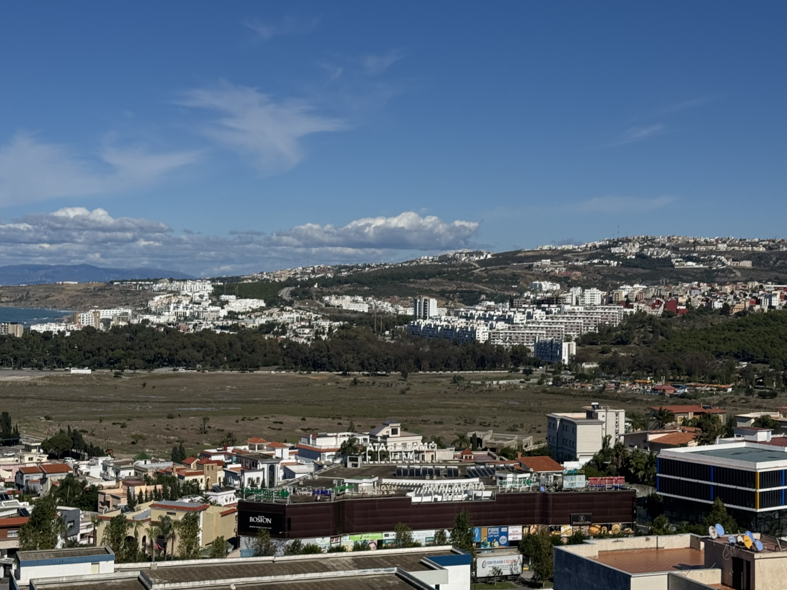 شقة مفروشة فاخرة للإيجار بطنجة البالية – إطلالة ساحرة على البحر والمدينة والجبال