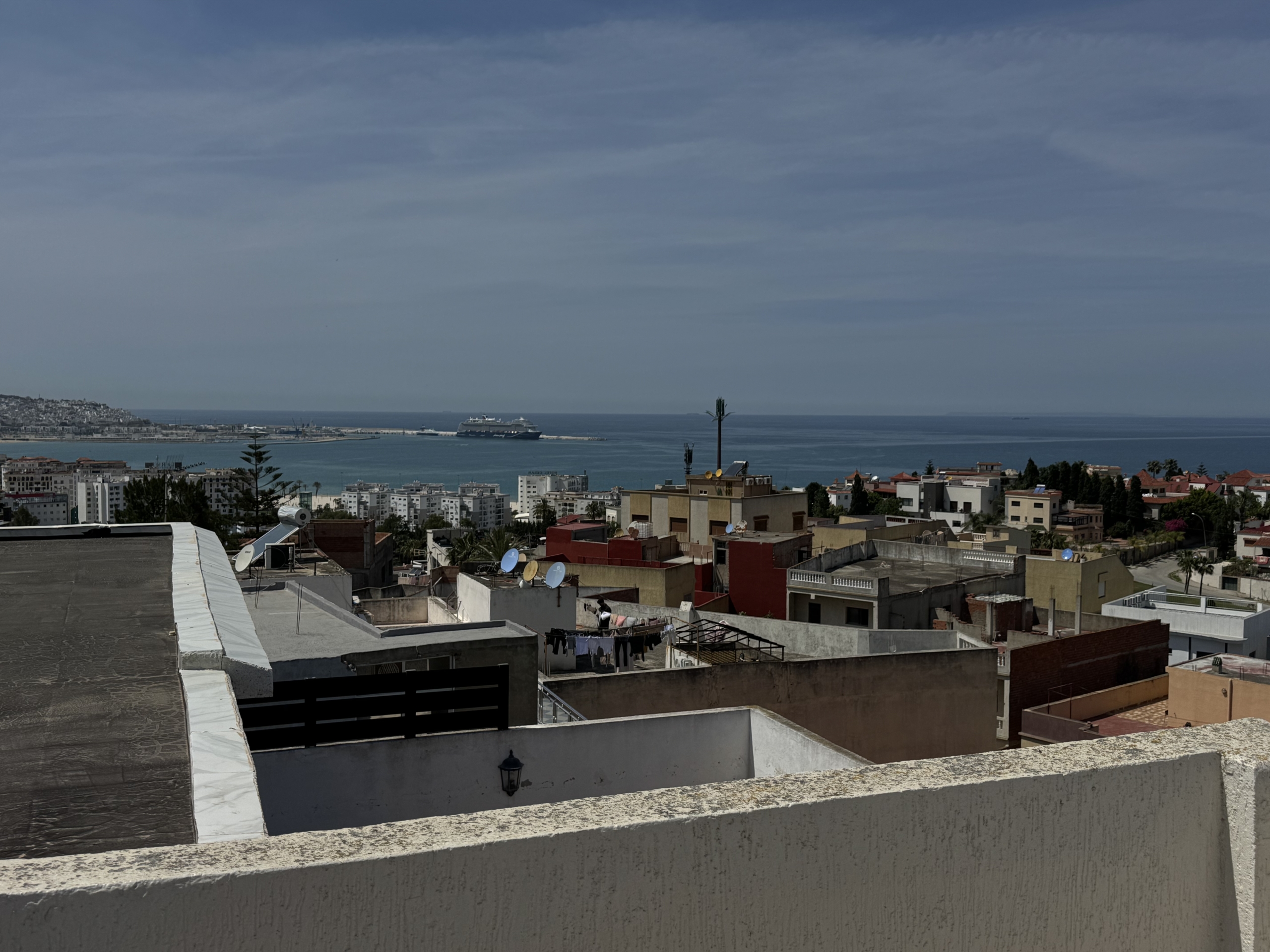 شقة مفروشة فاخرة للإيجار بطنجة البالية – إطلالة ساحرة على البحر والمدينة والجبال