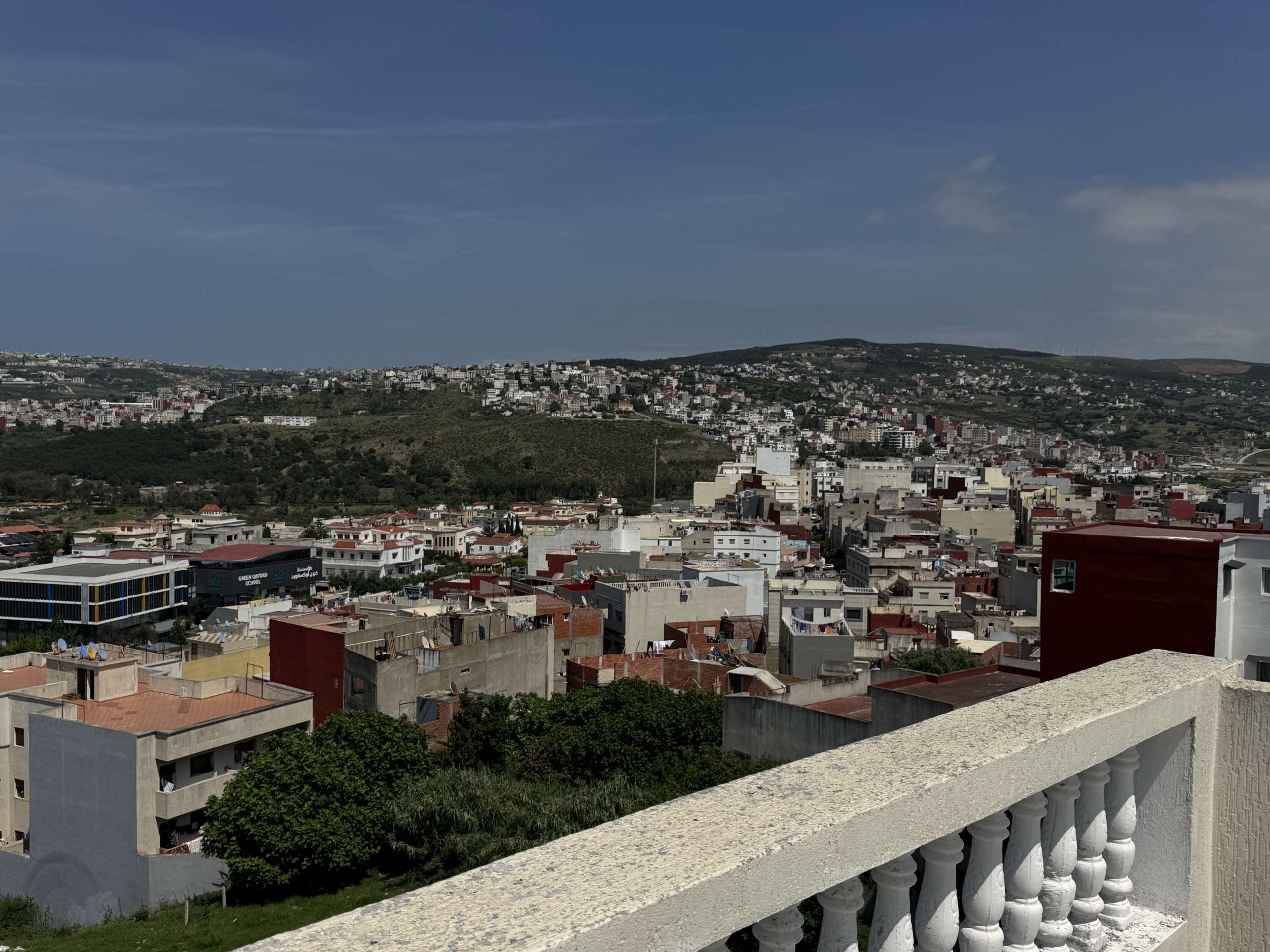 شقة مفروشة فاخرة للإيجار بطنجة البالية – إطلالة ساحرة على البحر والمدينة والجبال